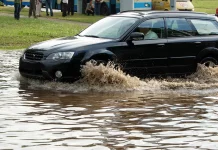 Cómo salir de un coche inundado