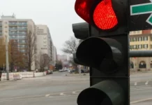 Semáforo en rojo y con cámara: ¿Qué hago si viene un vehículo de emergencia?