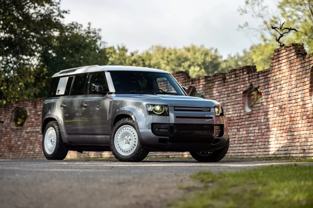 Land Rover Defender Heritage Customs llantas. Imagen estática frontal.