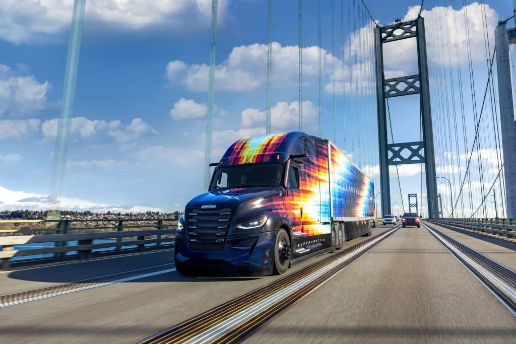 2023 Freightliner SuperTruck II. Imagen exterior movimiento.