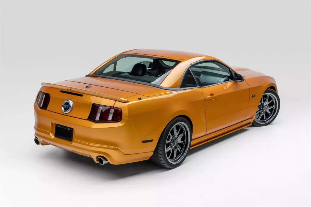 2011 Ford Mustang Convertible Hardtop. Imagen estudio.