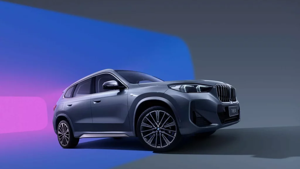 2023 BMW X1 LWB China. Imagen estudio lateral.