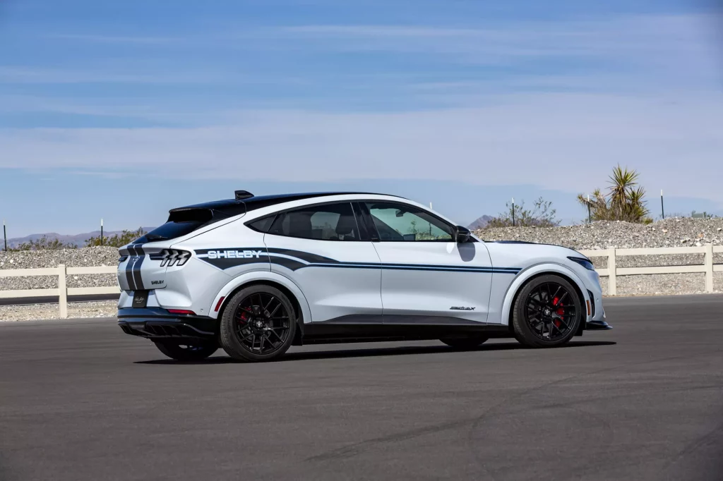 2023 Shelby Ford Mustang Mach-E GT. Imagen estática lateral.