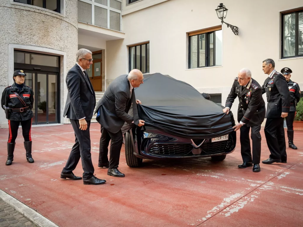 2023 Alfa Romeo Tonale Carabinieri. Imagen entrega.