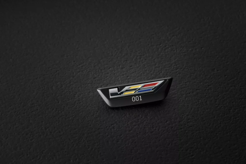 2023 Cadillac CT4-V Blackwing Mondrian Edition. Imagen detalle placa numerada.