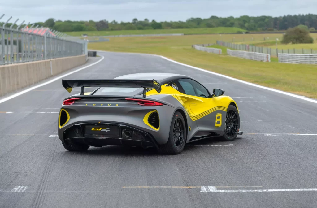 2023 Lotus Emira GT4. Imagen estática trasera.