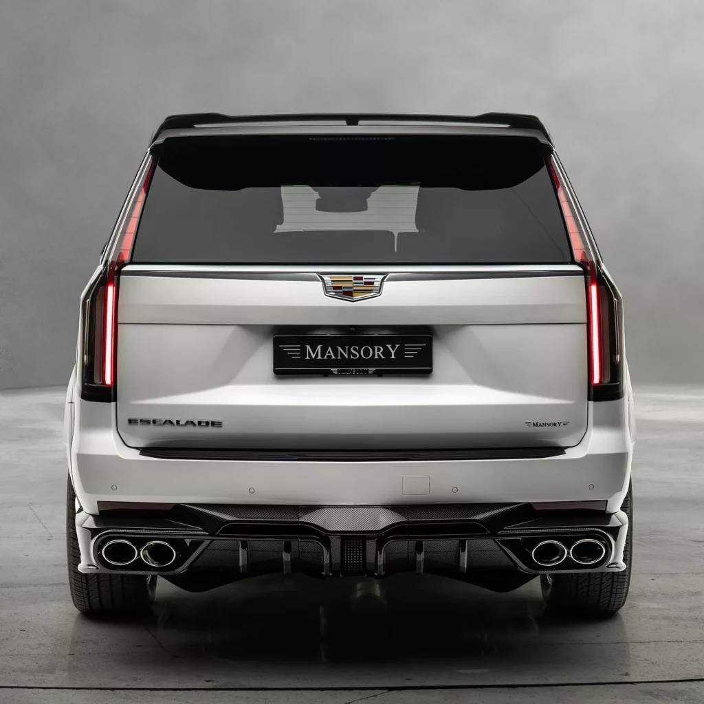 2023 Mansory Cadillac Escalade. Imagen estudio trasera.