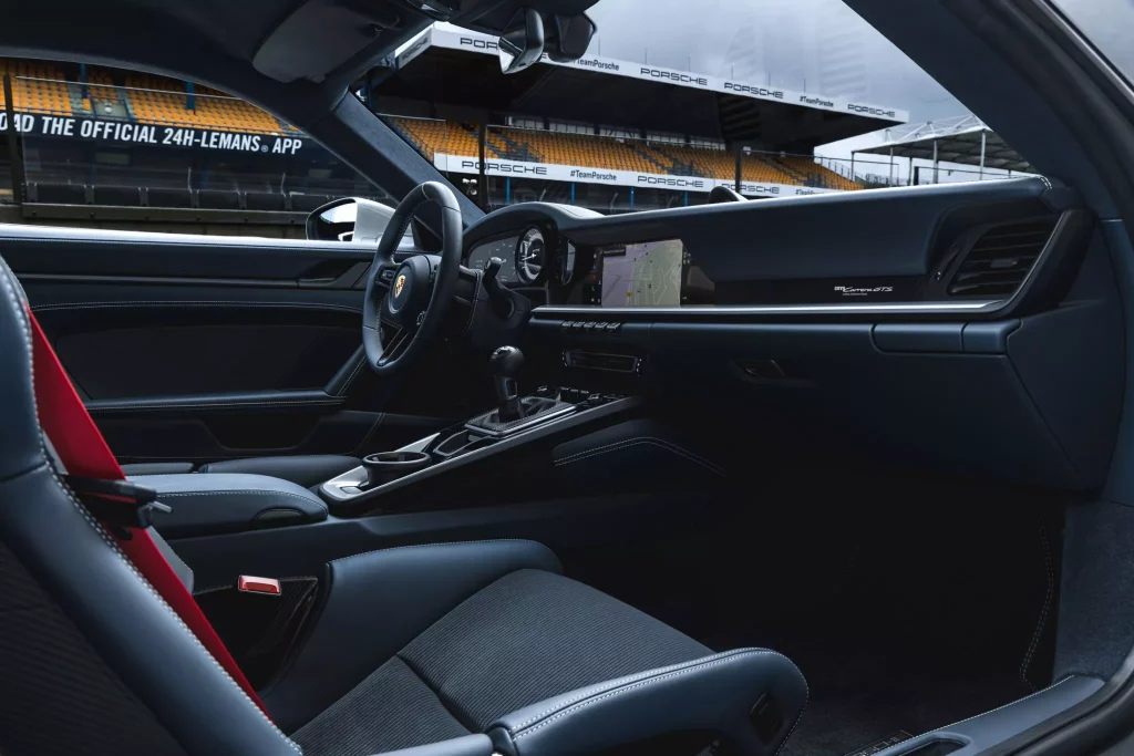 2023 Porsche 911 Le Mans Centenaire Edition. Imagen interior.