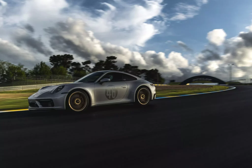 2023 Porsche 911 Le Mans Centenaire Edition. Imagen movimiento.