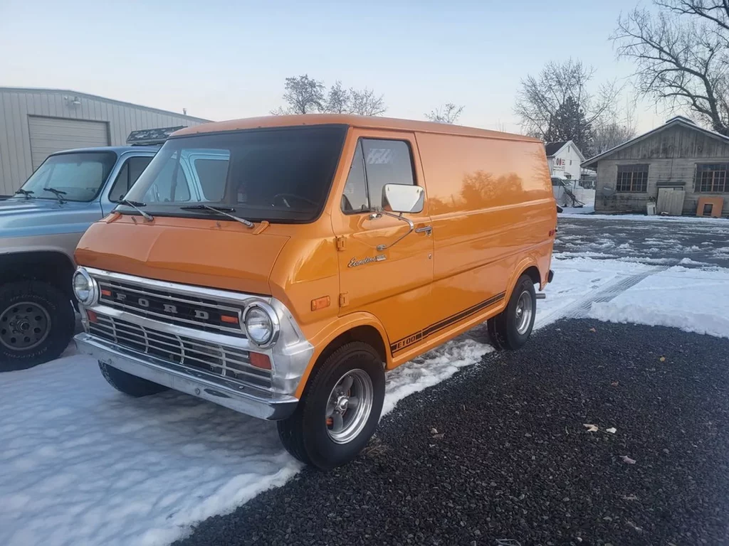 2023 Ford E-100 Tesla Model 3. Imagen exterior.