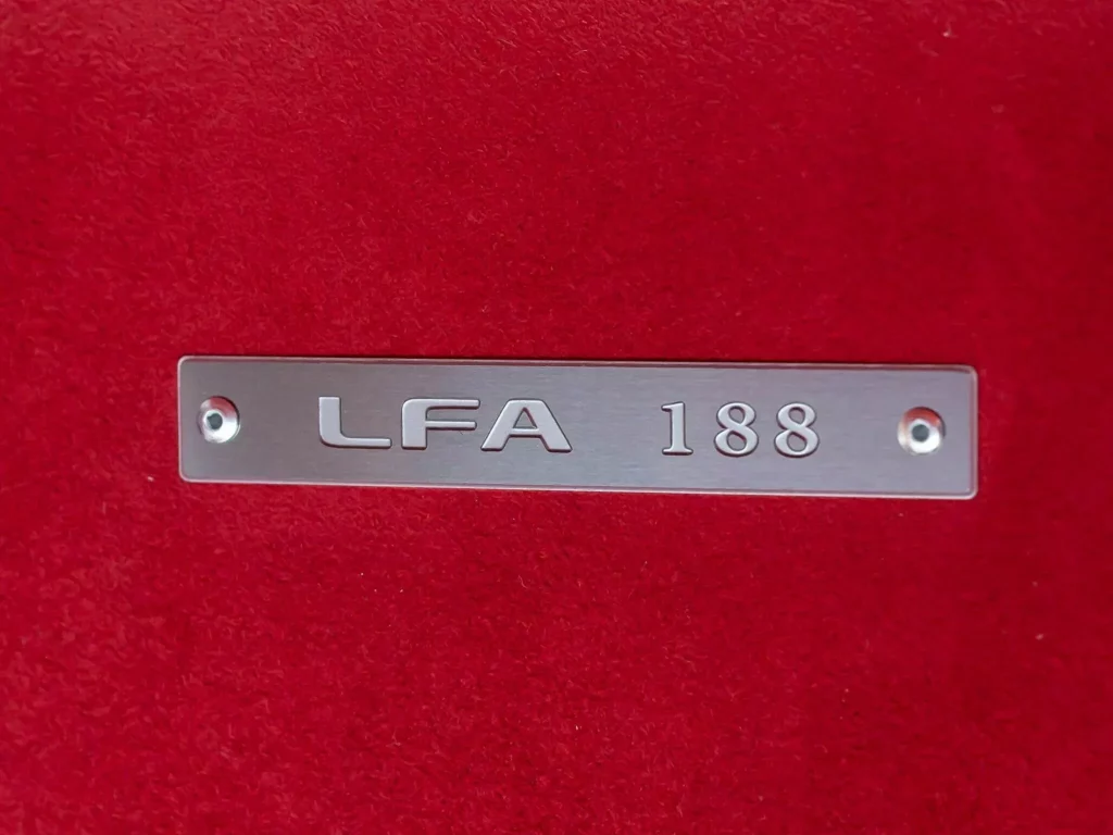 2012 Lexus LFA RM Sotheby's. Imagen placa numerada.