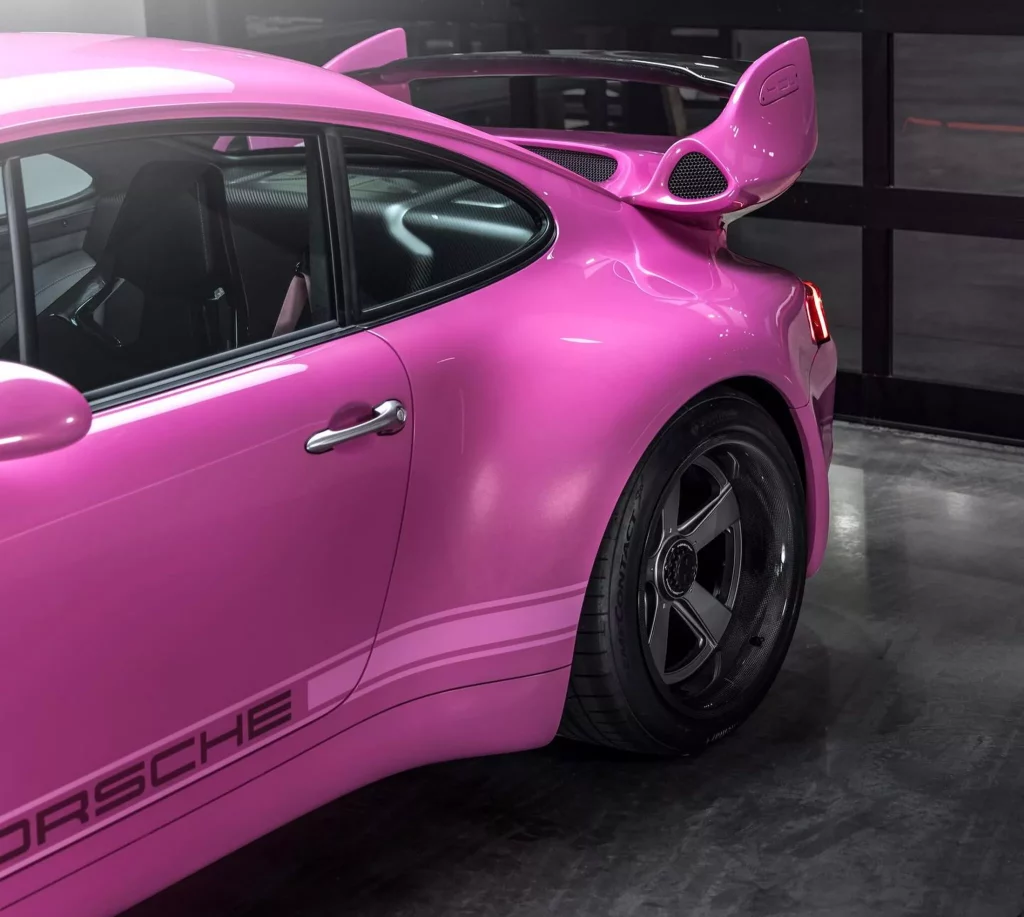 2023 Porsche 911 993 Gunther Werks Pink. Imagen detalle trasera.