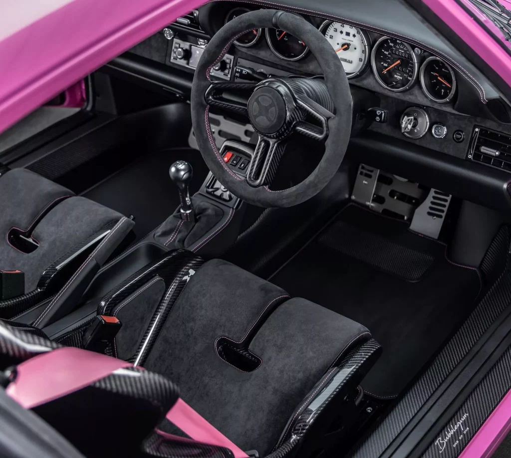 2023 Porsche 911 993 Gunther Werks Pink. Imagen interior.