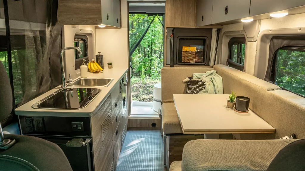 2023 Winnebago Solis Pocket 36B. Imagen interior.