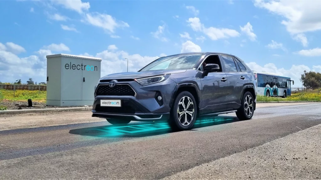 2023 Electreon Carreteras Electricas. Imagen Toyota RAV4.