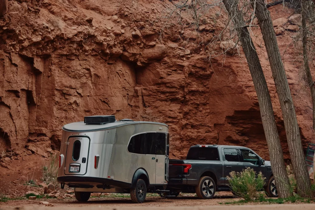 2023 Airstream Basecamp 20X REI. Imagen f-150 lightning.