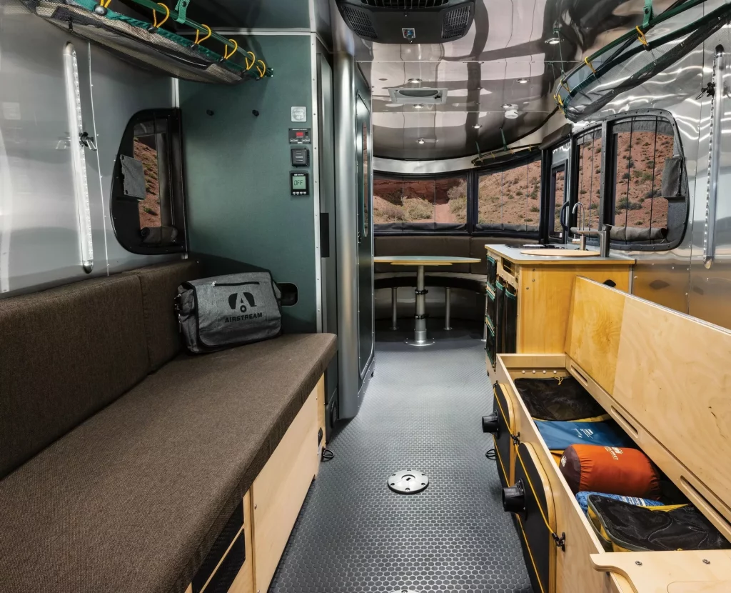 2023 Airstream Basecamp 20X REI. Imagen interior.