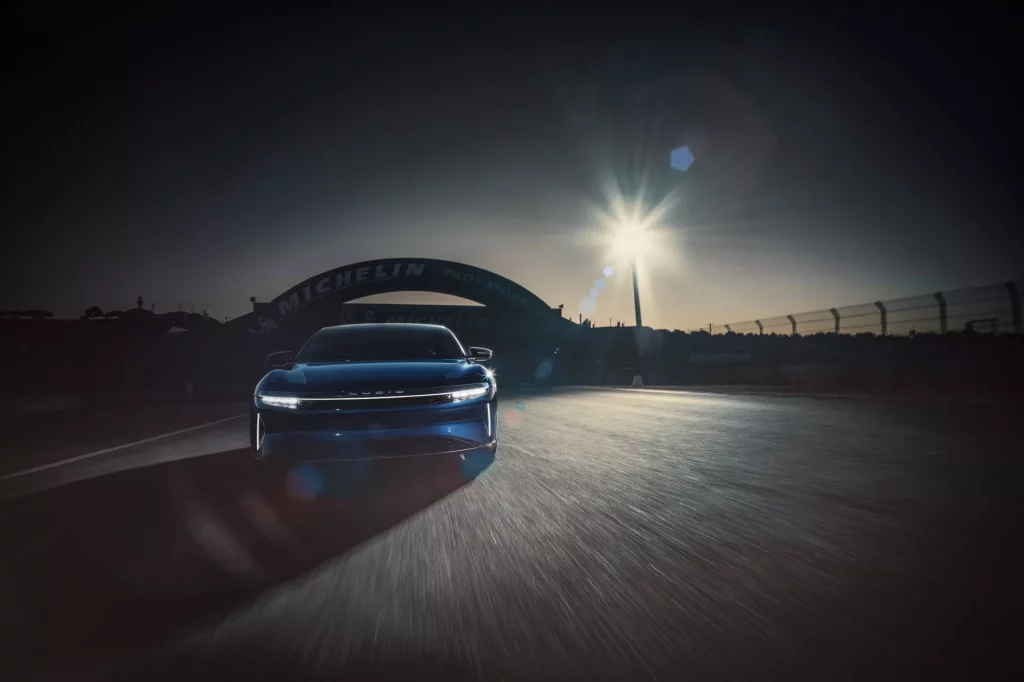 2023 Lucid Air Sapphire. Imagen movimiento frontal.