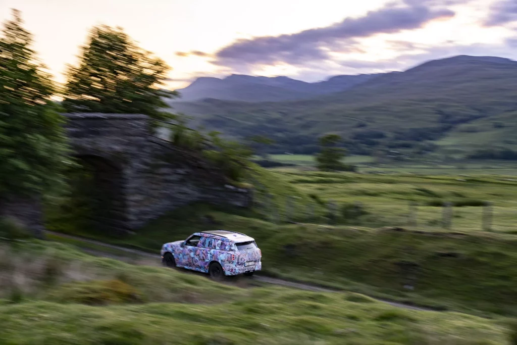 2023 Mini Countryman Teaser Highlands. Imagen movimiento.