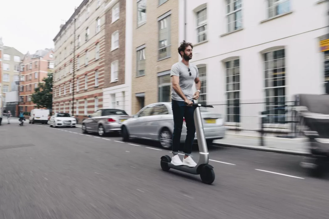 2023 Bo M Patinete eléctrico. Imagen movimiento.