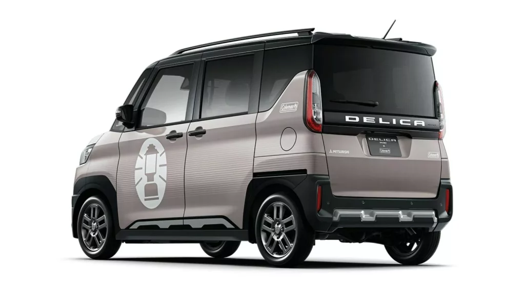 2023 Mitsubishi Delica Mini x Coleman. Imagen trasera.