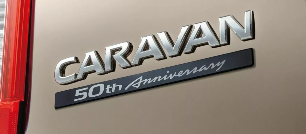 2023 Nissan Caravan 50th Anniversary. Imagen emblema.