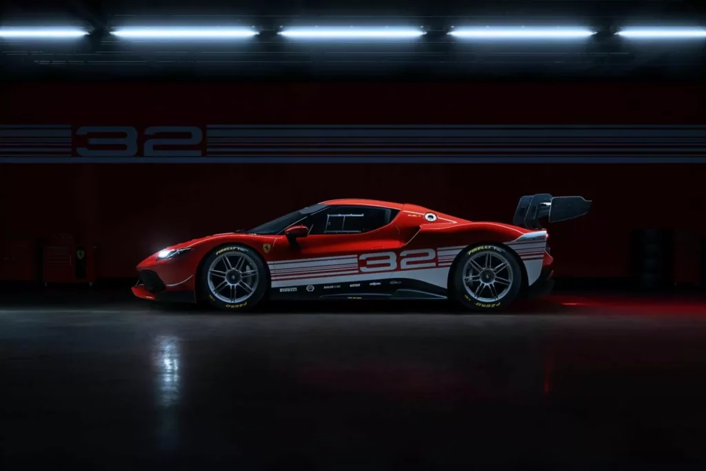 2023 Ferrari 296 Challenge. Imagen lateral.