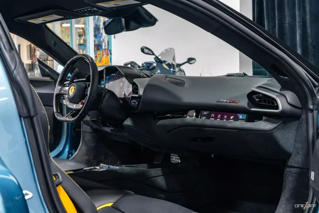 2023 Ferrari 296 GTB Blu. Imagen interior.