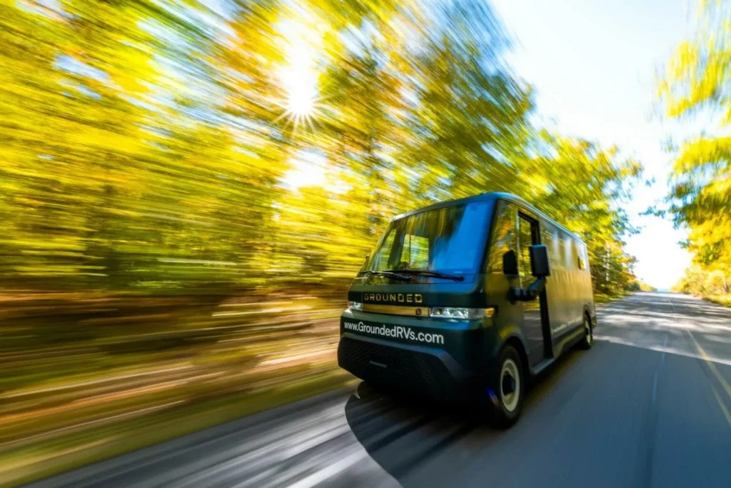 2023 Grounded G2 Caravana eléctrica. Imagen movimiento.