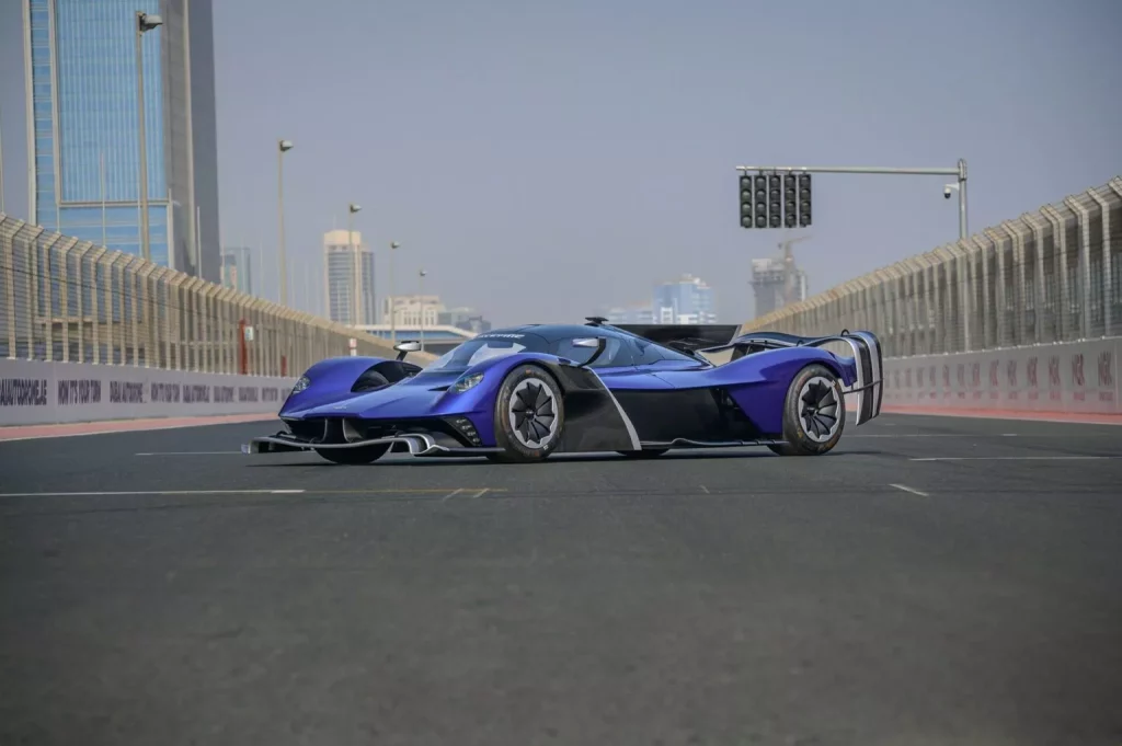 2022 Aston Martin Valkyrie AMR Pro RM Sotheby's. Imagen exterior.