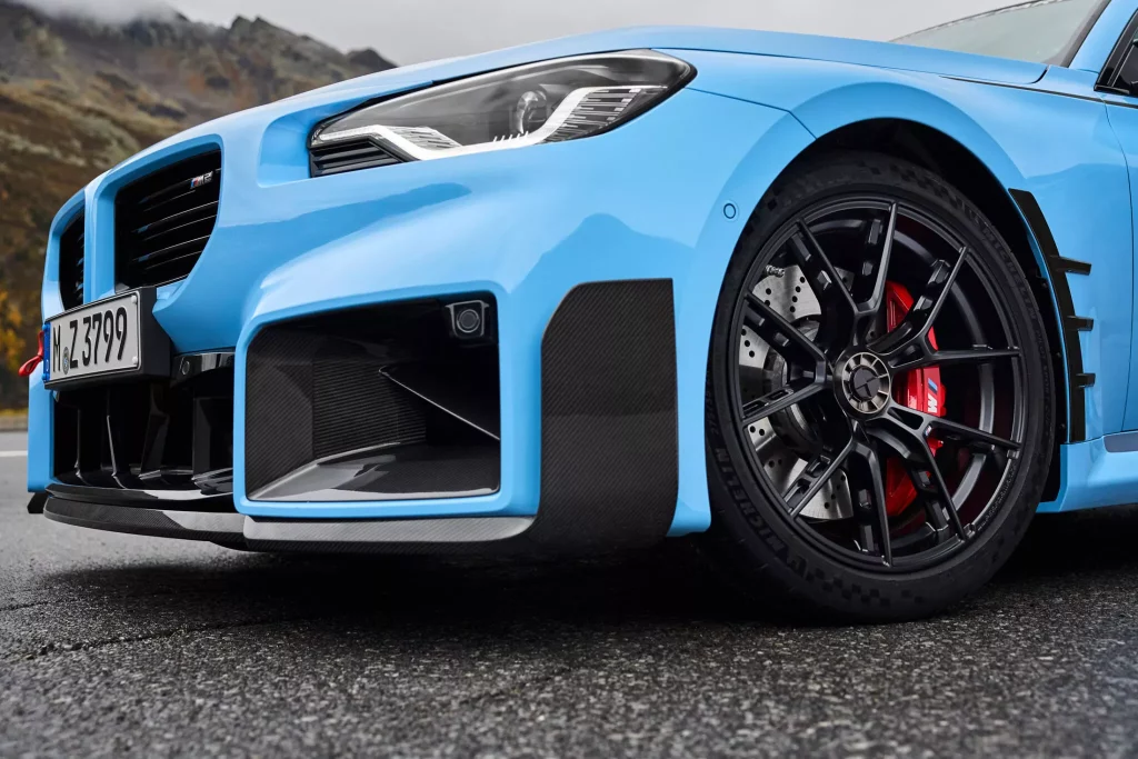 2023 BMW M2. Llantas centerlock. M Performance Parts. Imagen detalle.