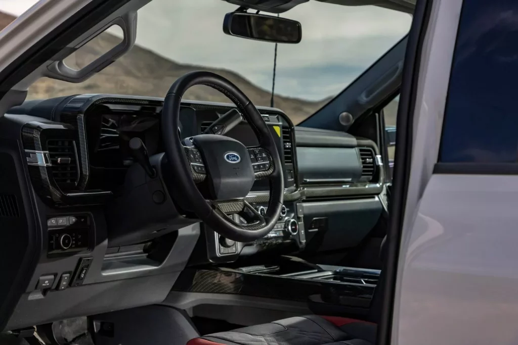 2023 Shelby Ford F-250 Super Baja. Imagen interior.