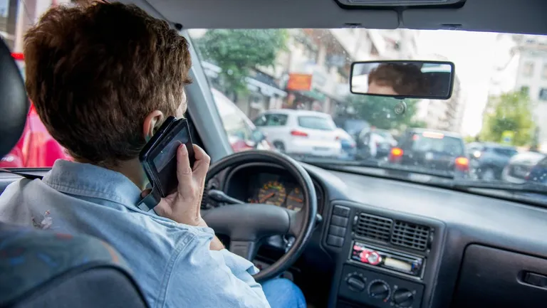 El uso del teléfono móvil al volante