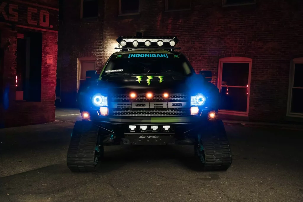 2023 Ken Block Ford F-150 RaptorTRAX. Imagen frontal.