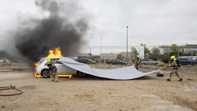 2023 Incendio coche eléctrico. Manta. Bombero. Imagen.