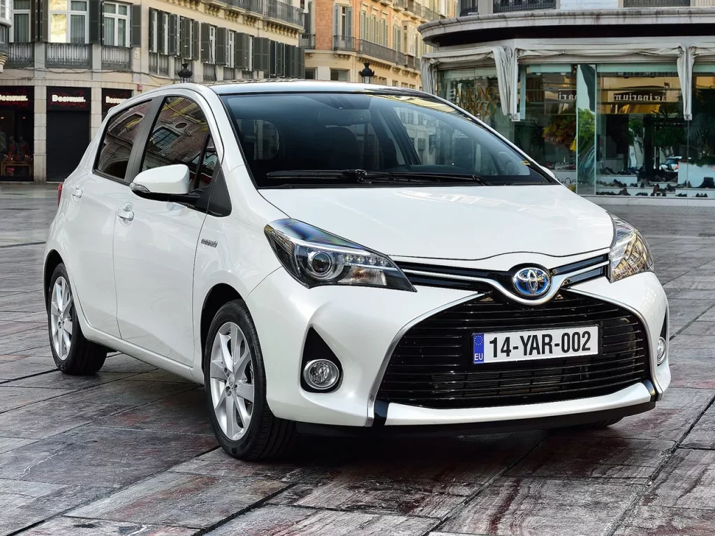 Toyota Yaris Hybrid 2015 C01 Motor16