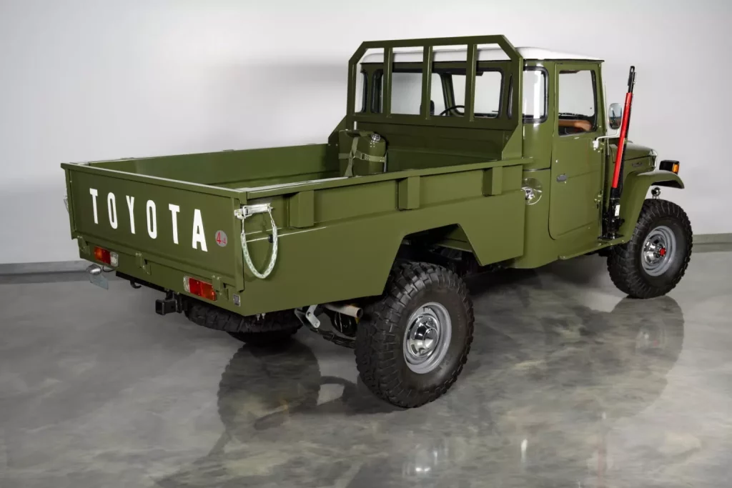 1983 Toyota FJ45 RM Sotheby's. Imagen trasera.