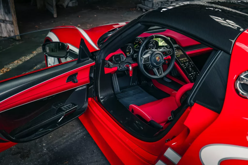 2014 Porsche 918 Spyder Psicodelic RM Sotheby's. Imagen interior.