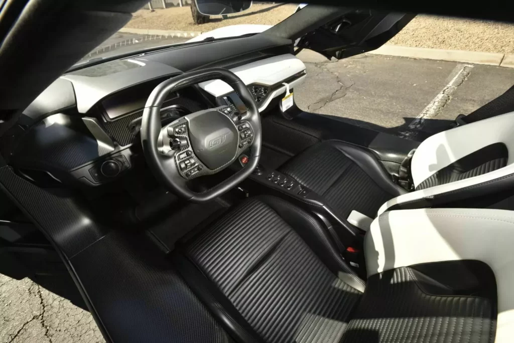 2021 Ford GT Studio Collection Mecum. Imagen interior.