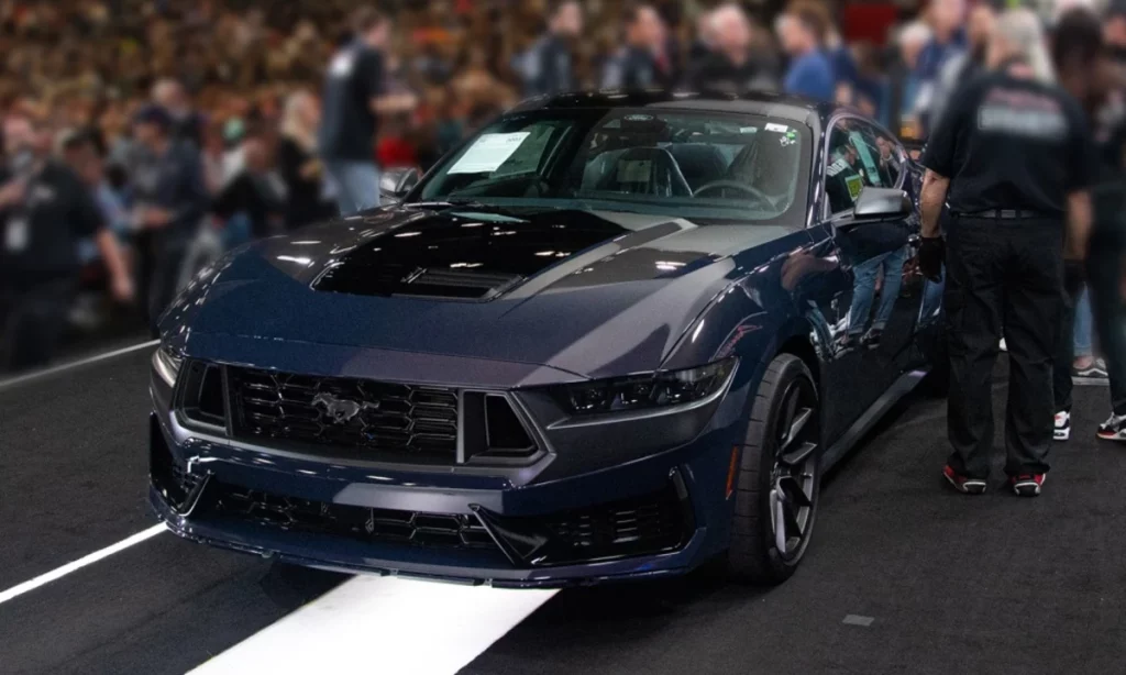 2024 Ford Mustang Dark Horse #001 Barrett-Jackson. Imagen.