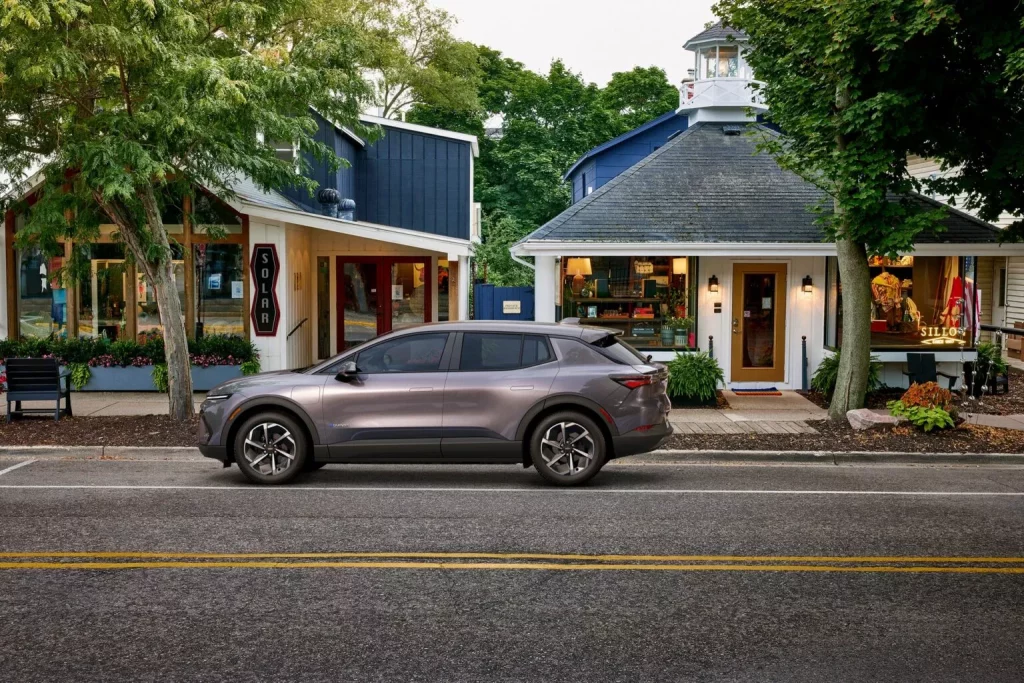 2024 Chevrolet Equinox EV. Imagen lateral.