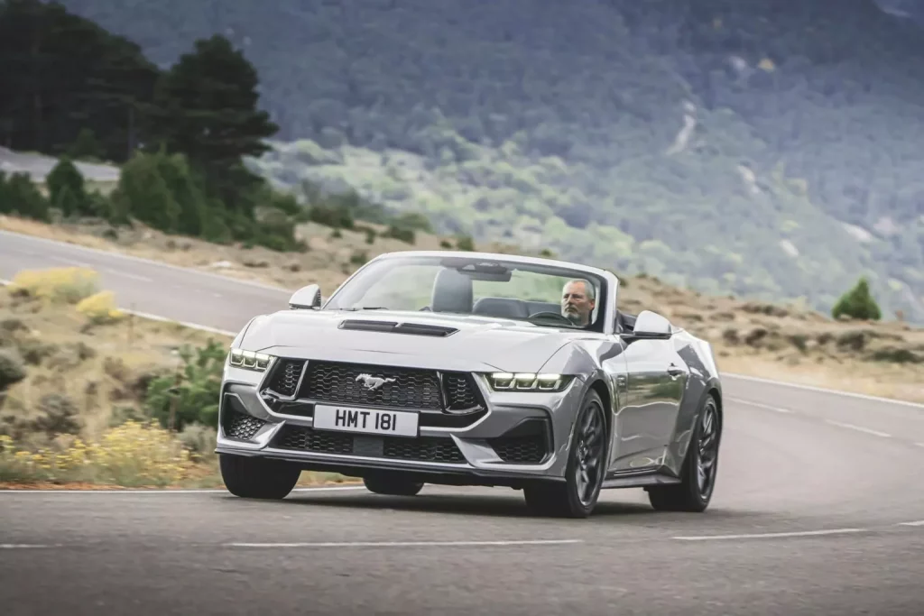 2024 Ford Mustang España. Imagen convertible movimiento.