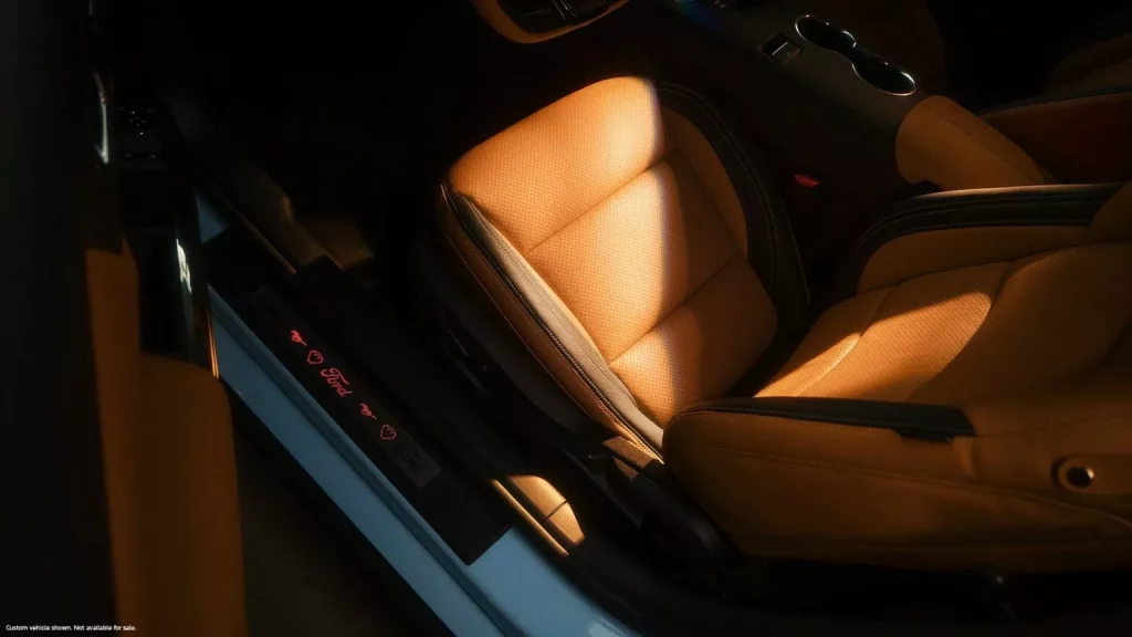 2024 Sydney Sweeney Ford Mustang. Imagen interior.