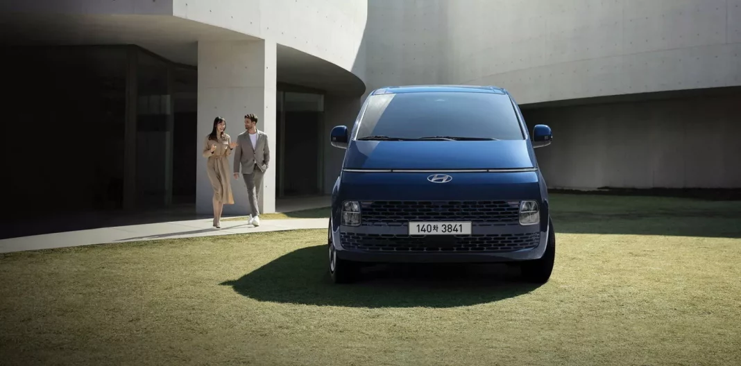 2024 Hyundai Staria Hybrid. Imagen portada.