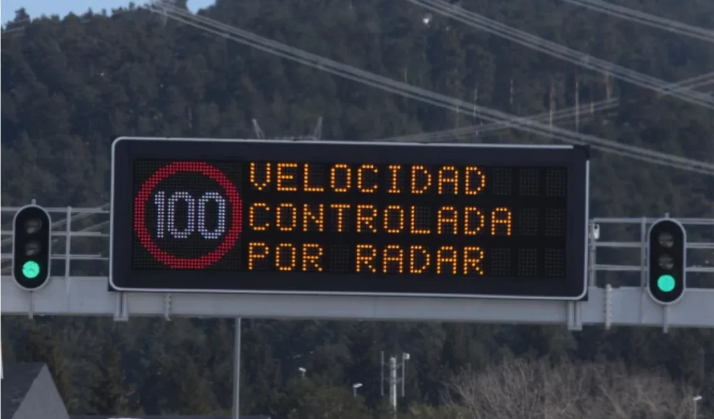 Los mensajes que la DGT lleva a los paneles luminosos de las carreteras en invierno 1 Motor16