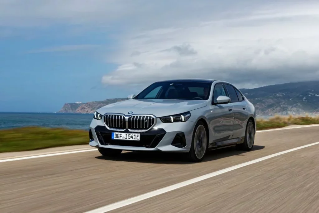 El nuevo BMW i5 es uno de los coches en que se moverán los golfistas.