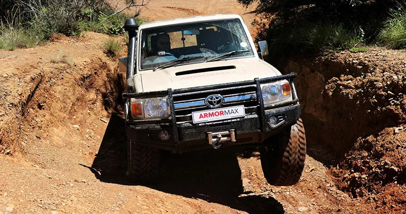 Toyota Land Cruiser 6x6 13 Motor16