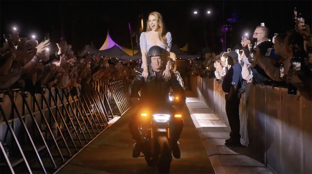 La moto en la que Lana del Rey llegó a Coachella en una escena que se