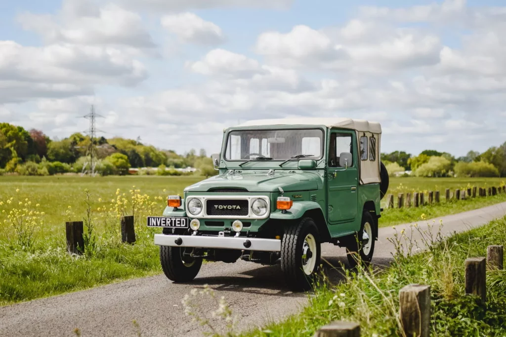 1965 Inverted Toyota Land Cruiser FJ40 EV. Imagen delantera.