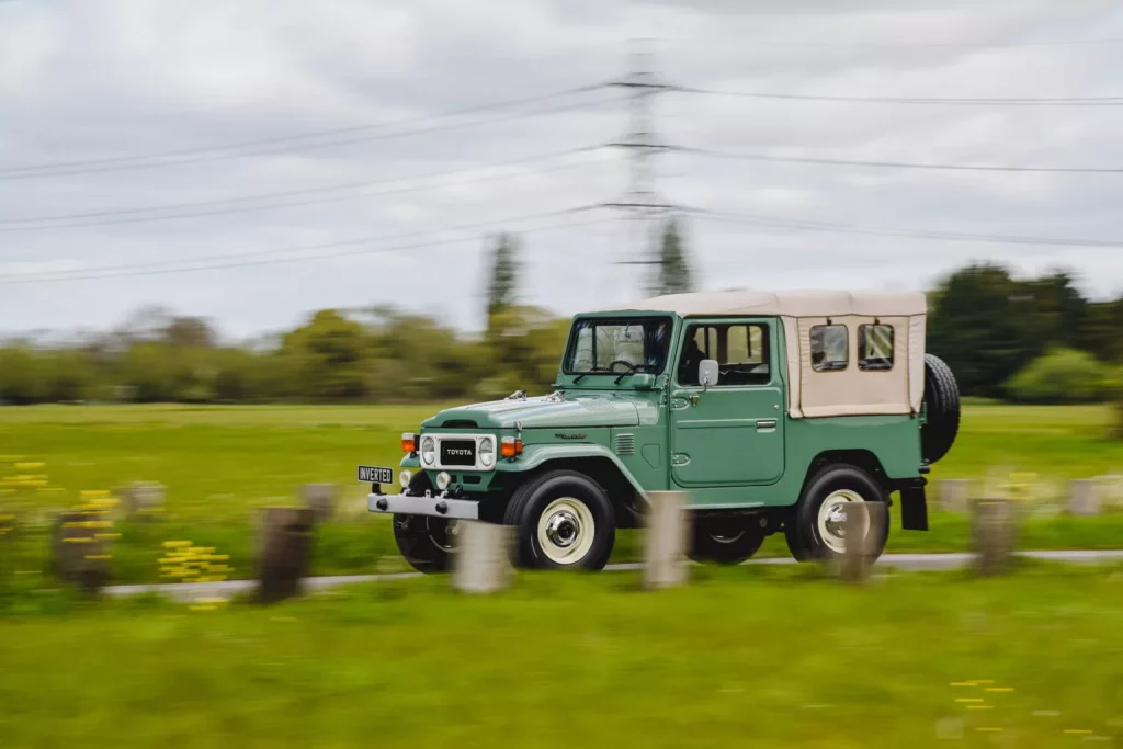 1965 Inverted Toyota Land Cruiser FJ40 EV. Imagen movimiento.